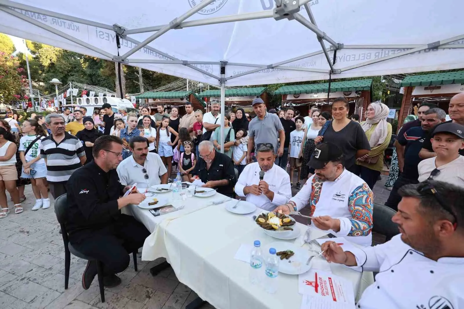 Manisa'da lezzet rüzgarı: Sarma ustaları hünerlerini yarıştırdı