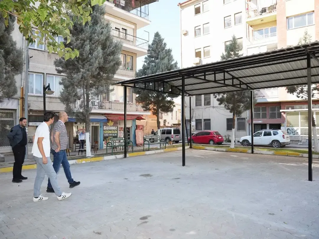 Germencik’te ulaşım bekleyenlere güneşten koruma kalkanı