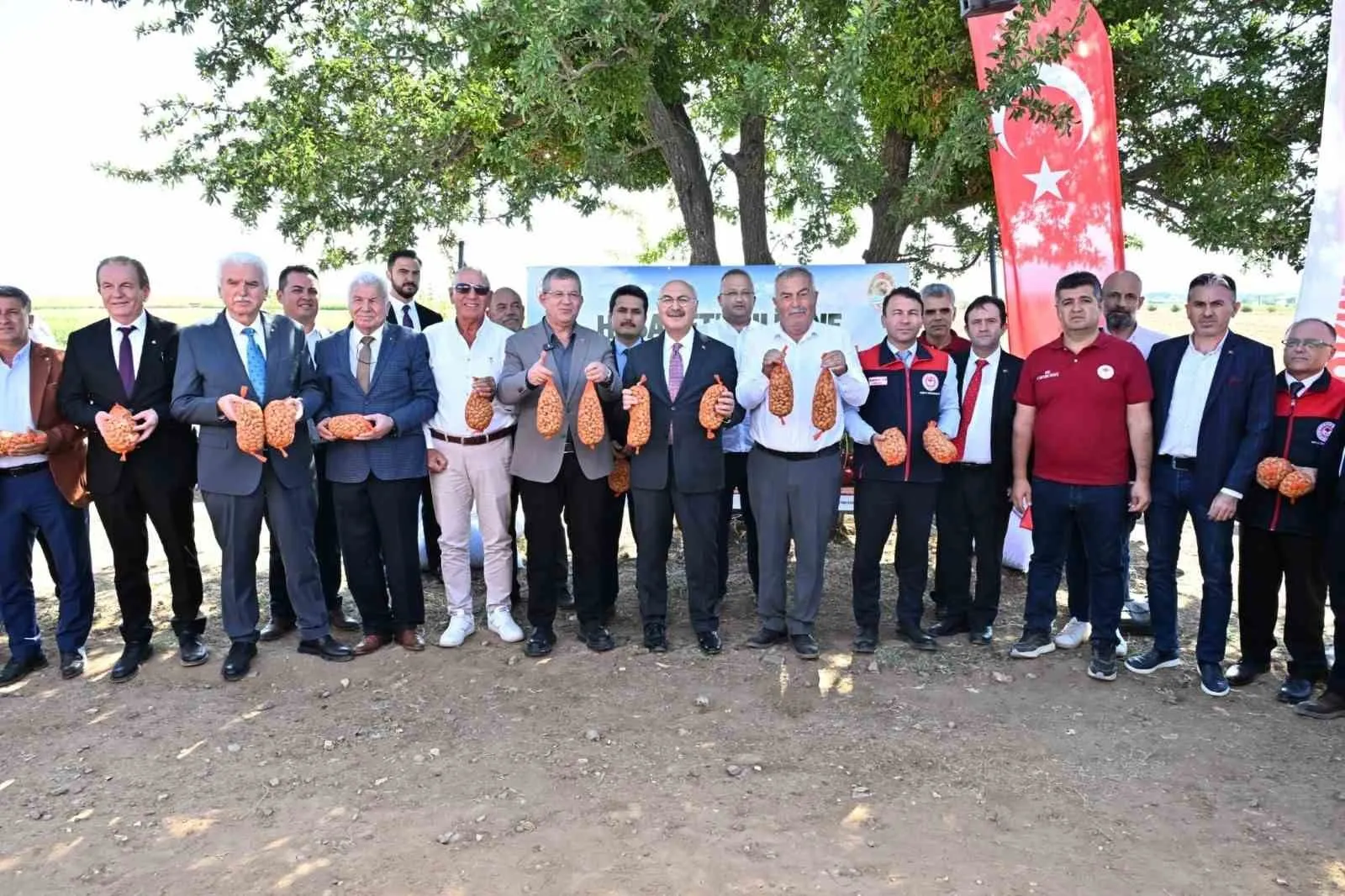 Denizli’de badem hasadı başladı: Üretimdeki düşüşe karşı ceviz modeli formülü