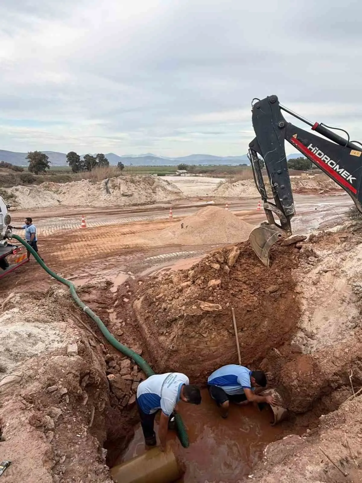 Milas'ta su hattındaki arızaya anında müdahale: MUSKİ yönetimi çalışmaları yerinde izledi