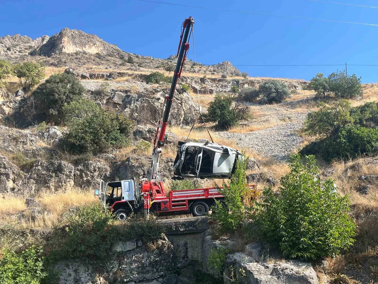 Denizli'de korkunç kaza: 15 metreden göle uçan sürücü ölümden döndü