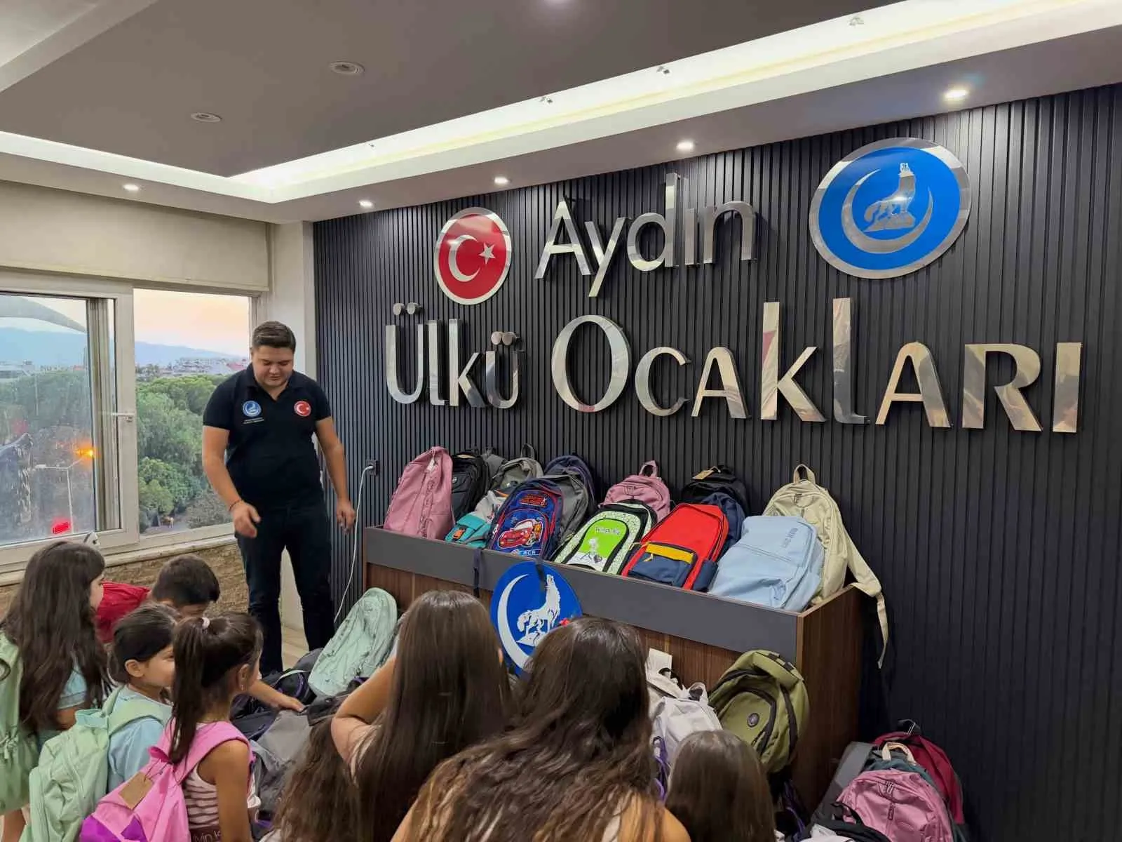 Aydın'da okul heyecanı paylaşıldı: Ülkü Ocakları'ndan eğitime tam destek