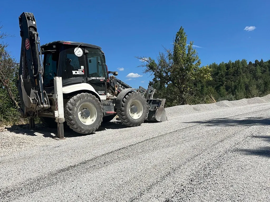 Çameli'de yol konforu artıyor: Emecik Mahallesi'nde asfalt mesaisi tamamlandı