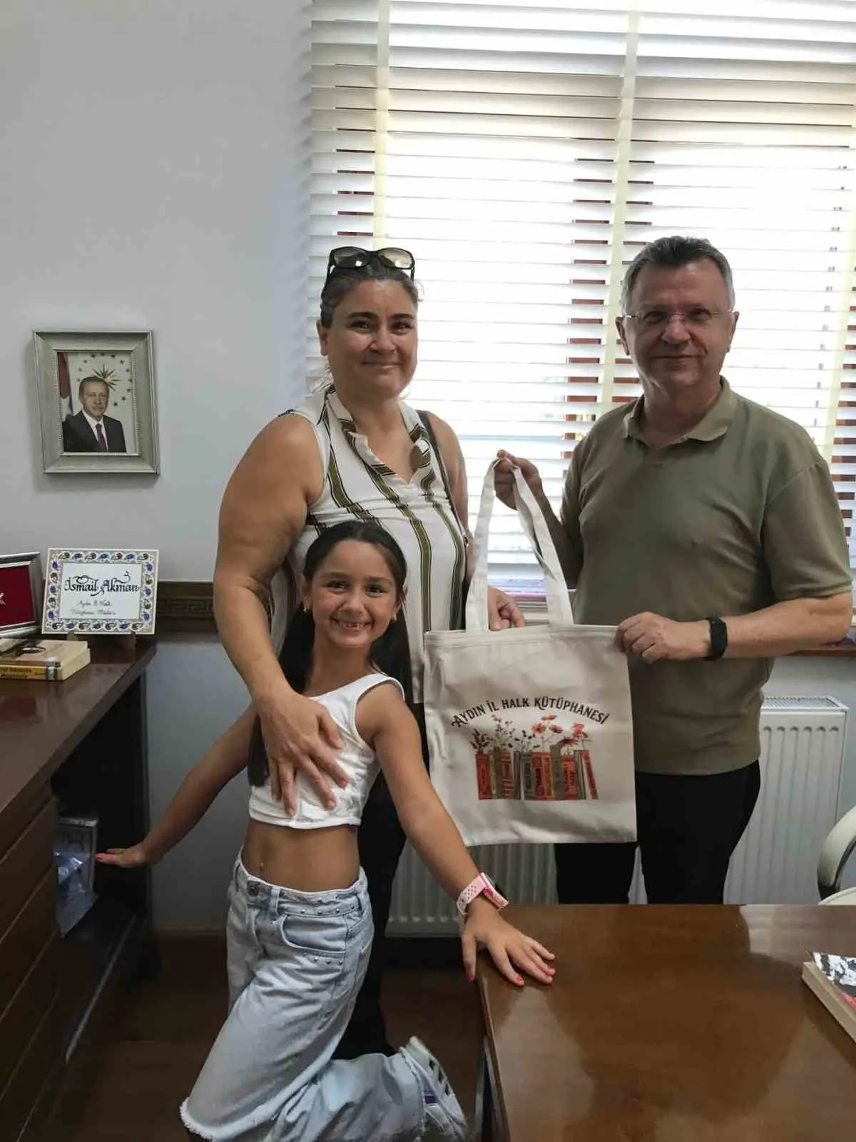 Kitapların izini süren miniklere özel ödül: Kütüphane kaşifleri belgelerini aldı