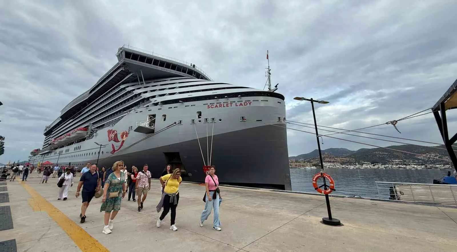 Bodrum limanında dev hareketlilik: Binlerce turist şehre akın etti