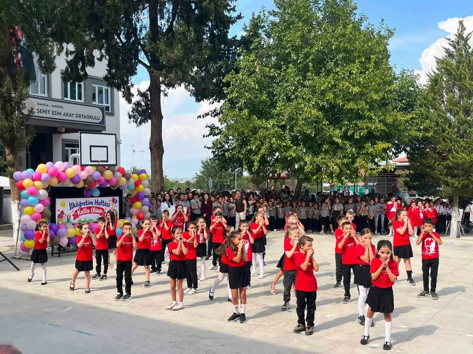 Sarıgöl’de eğitim maratonu başladı: Öğrencilerin sahne performansı tam not aldı