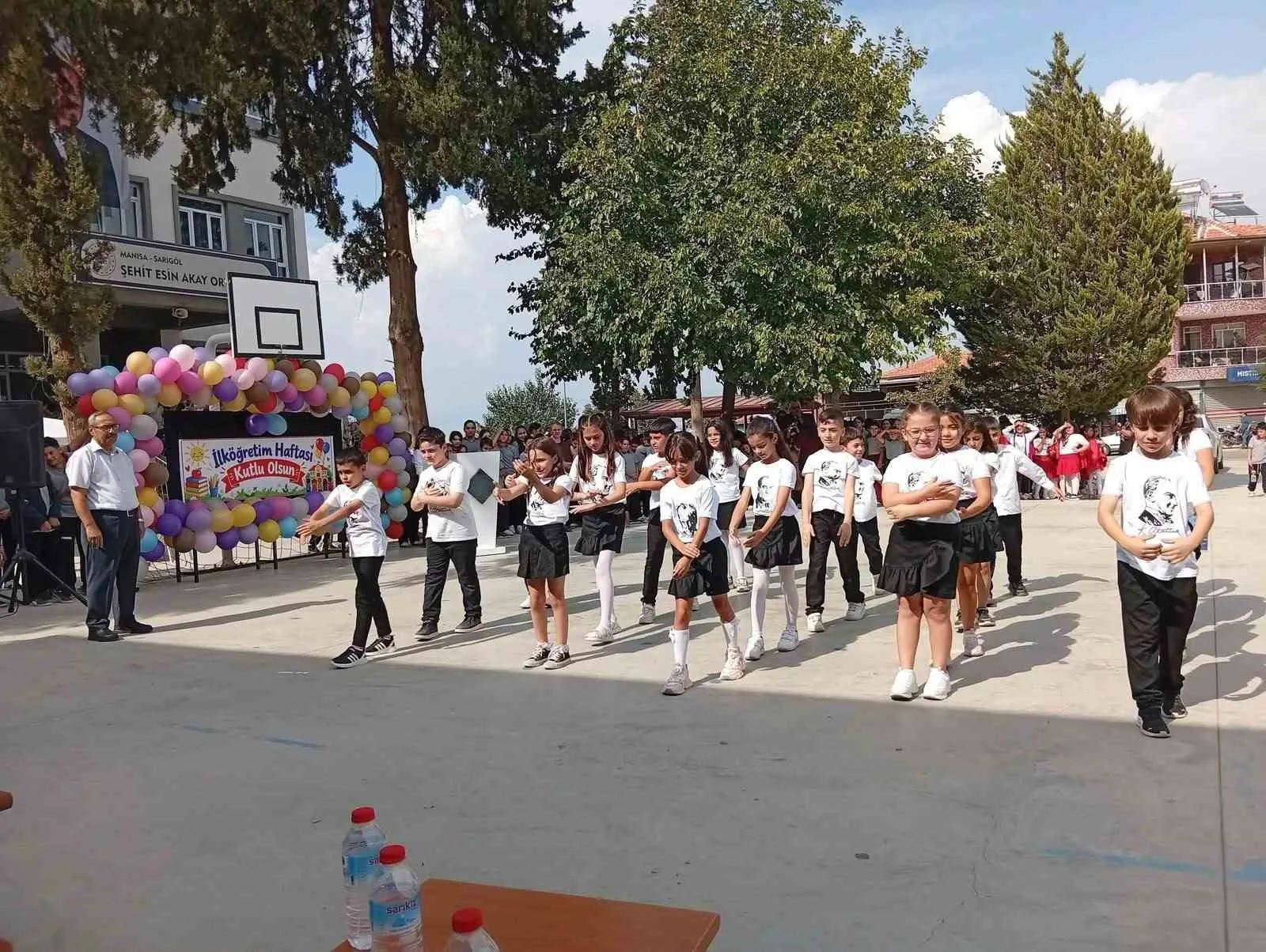 Sarıgöl’de eğitim maratonu başladı: Öğrencilerin sahne performansı tam not aldı