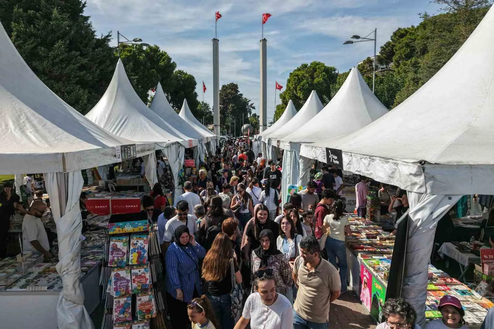 Kültürpark'ta edebiyat şöleni: İzmirliler yazarlarla buluştu