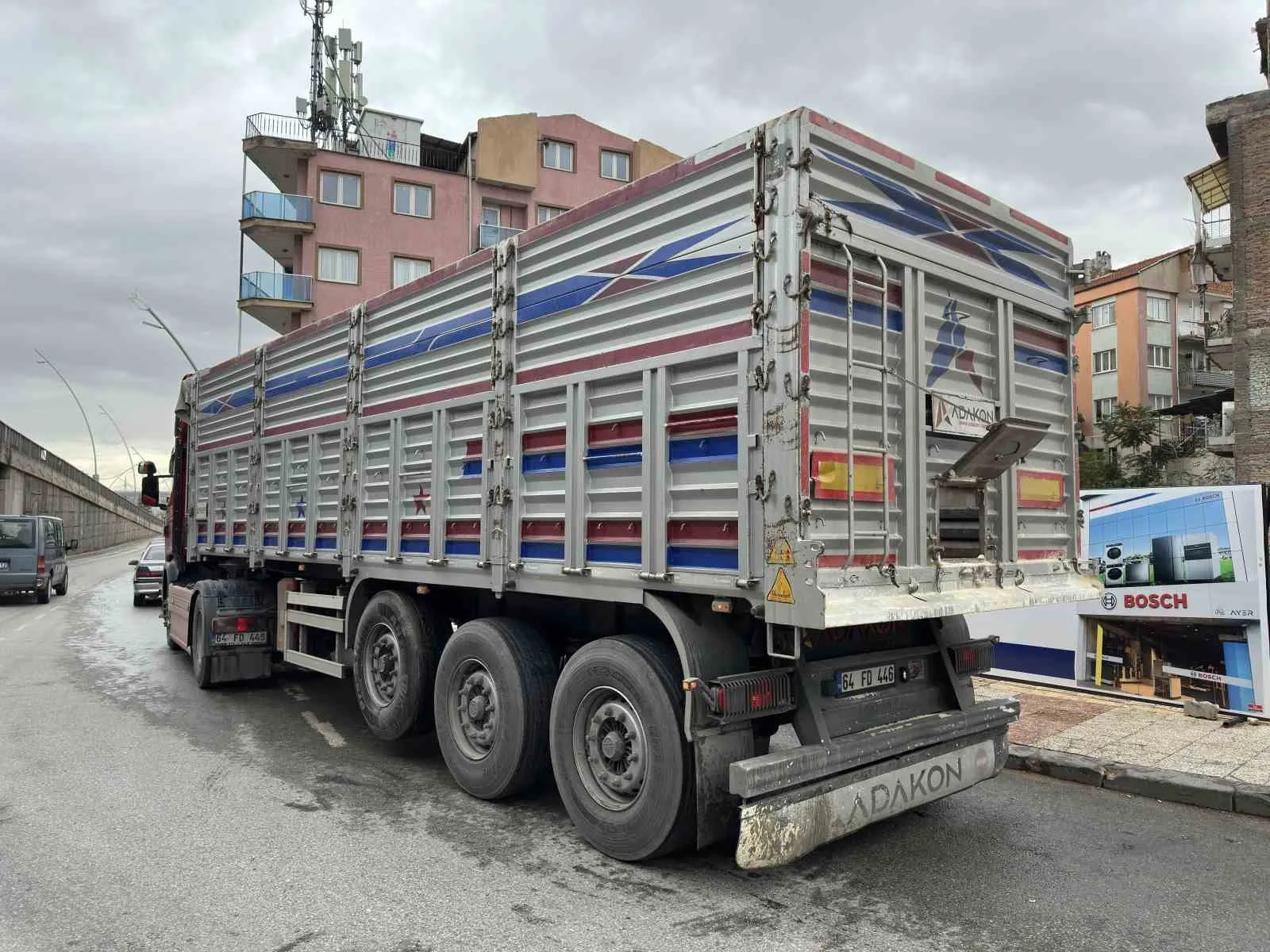 Uşak’ta yürekleri ağza getiren kaza: Tırın çarptığı yaşlı adam yaşam mücadelesi veriyor
