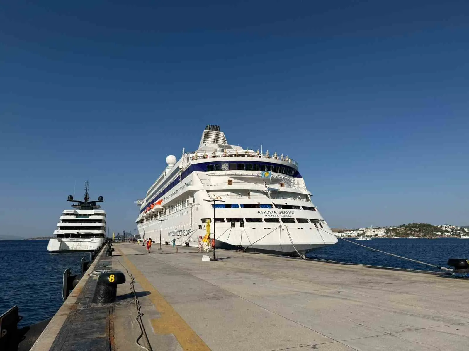 Bodrum'da kruvaziyer trafiği: İki dev gemi 836 misafiri ağırlıyor