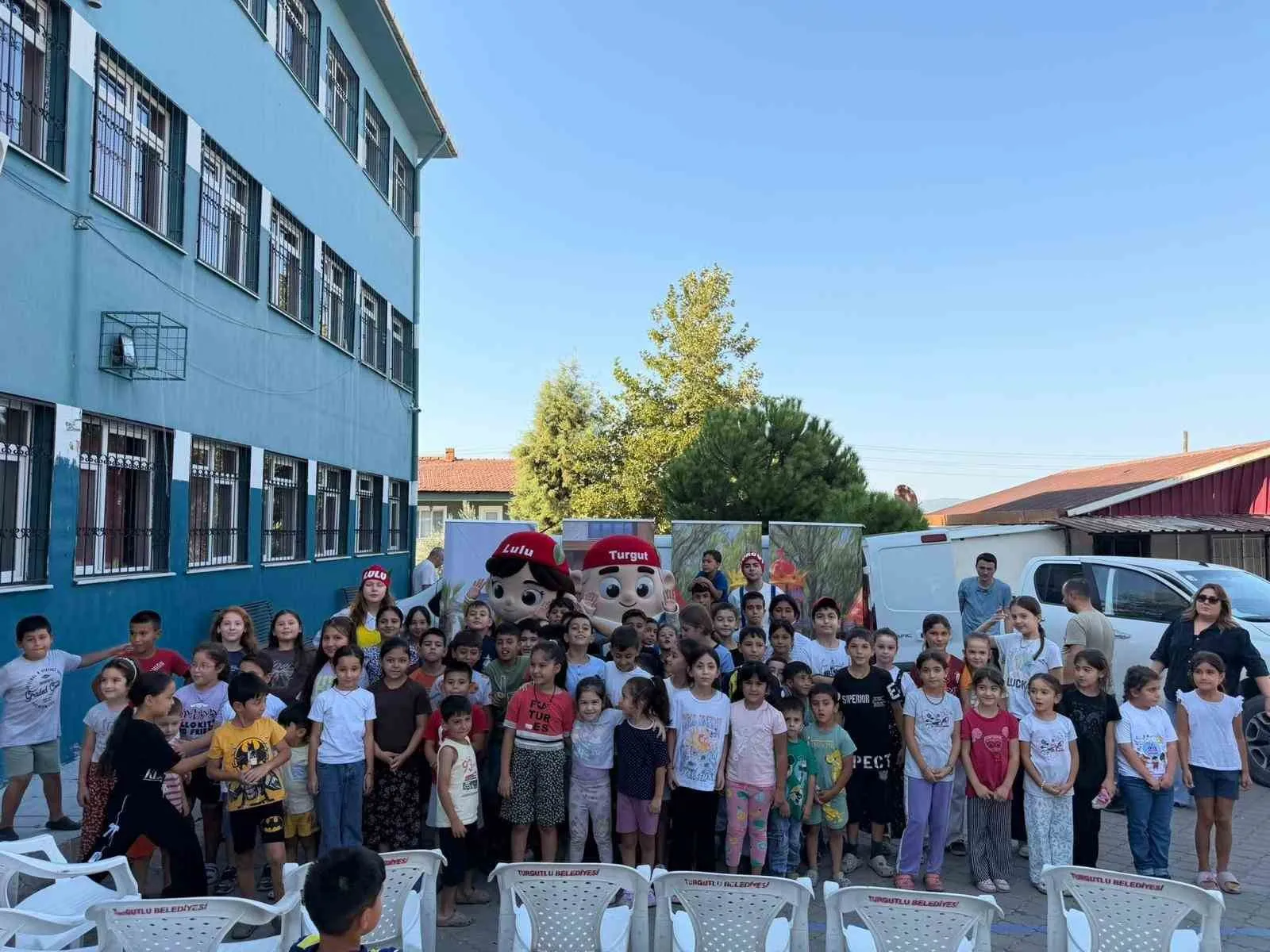 Turgutlu'da tiyatro rüzgarı: Sevilen karakterler çocuklarla buluştu
