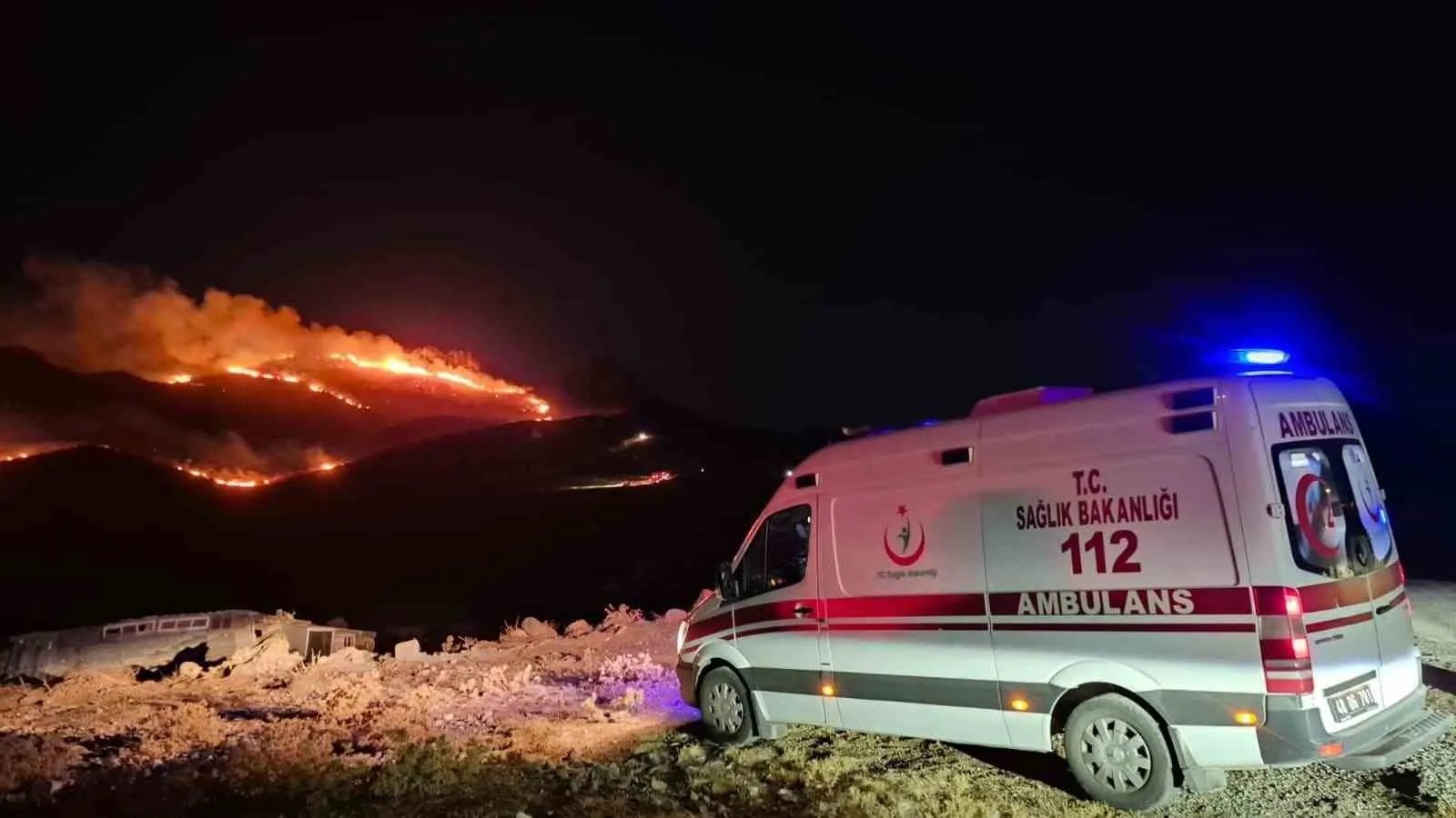 Bodrum’da akşam saatlerinde alarm: Rüzgar alevlerin önünü kesti