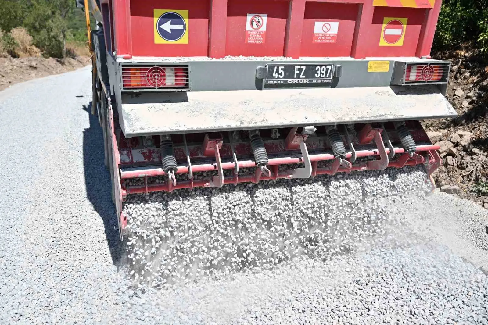 Gördes’te 27 yıllık ulaşım çilesi sona erdi: Toprak yol asfaltla tanıştı