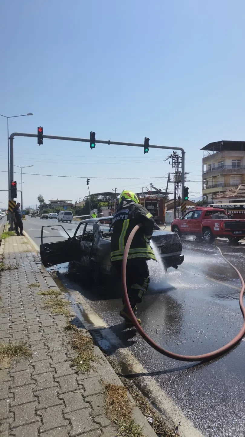 Nazilli yolunda ani yangın: Otomobil hurdaya döndü