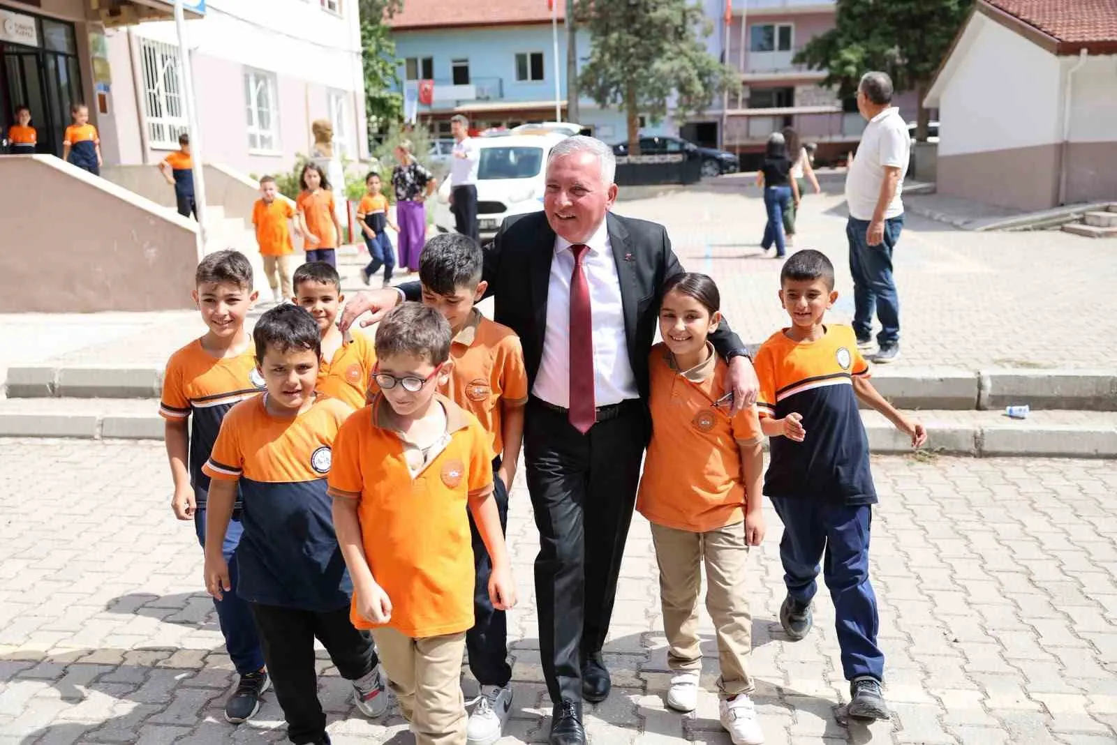 Minik öğrencilerin okul heyecanına Başkan Kepenek ortak oldu