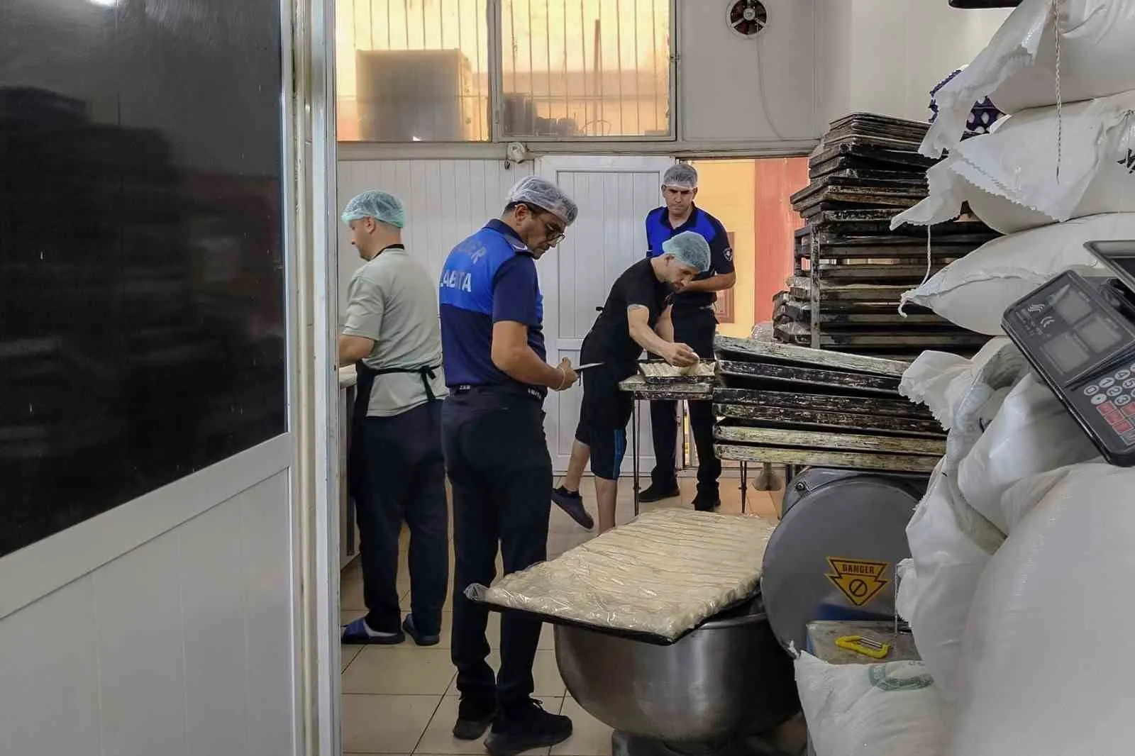 Efeler’de fırın ve pastanelere ani baskın: Sofraların güvenliği zabıtaya emanet