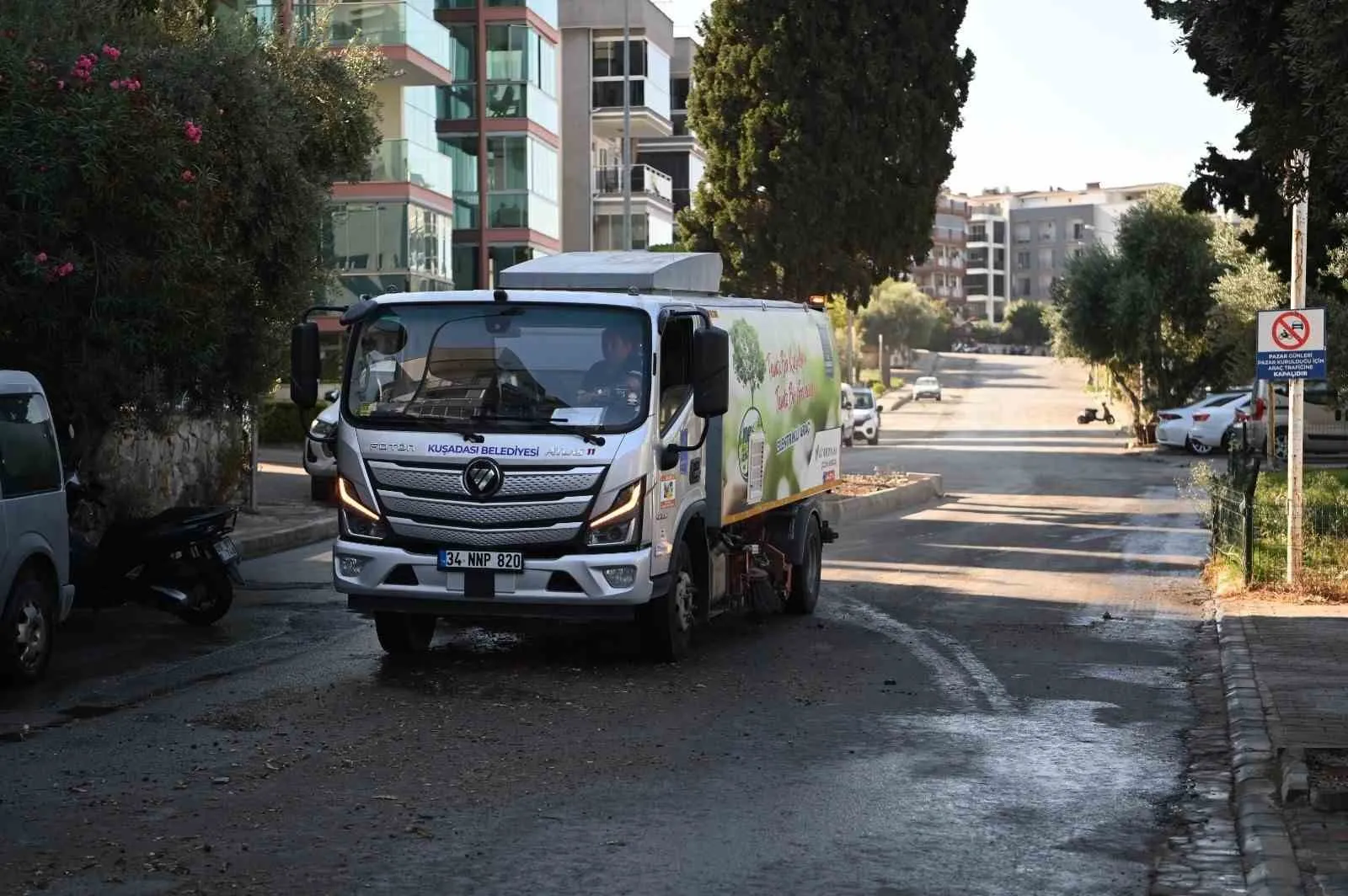 Kuşadası'nda hijyen operasyonu: Sokaklar teknolojiyle parlıyor