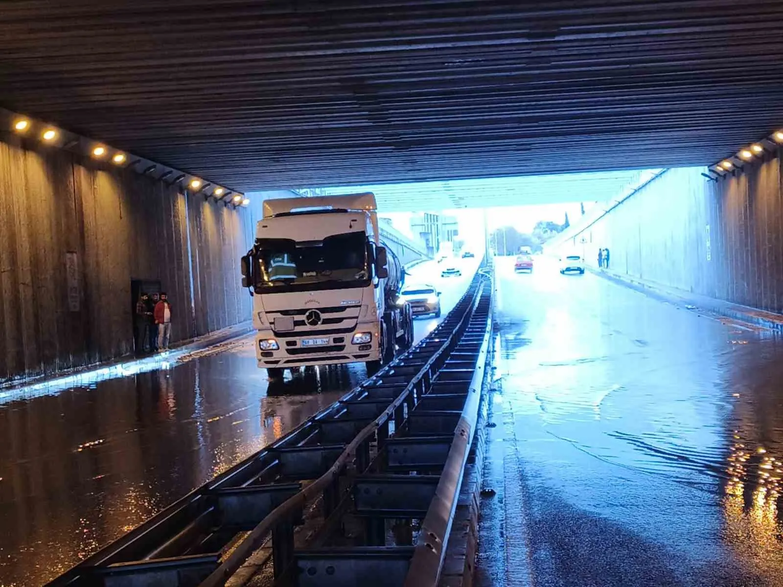 Aydın'da sağanak mesaisi: Trafik durma noktasına geldi