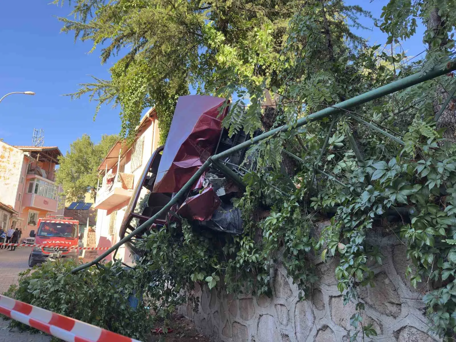 Uşak'ta trafik kazası: Otomobil istinat duvarında havada asılı kaldı