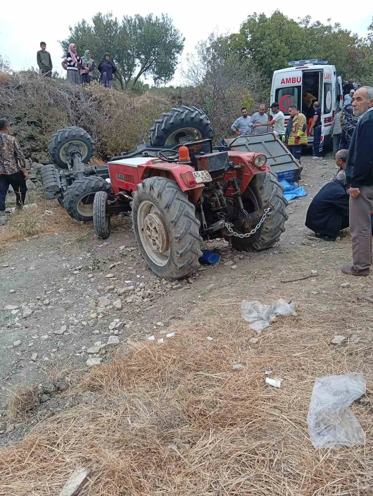 Manisa'da tarla yolunda feci kaza: Traktör devrildi, acı bilanço ağır