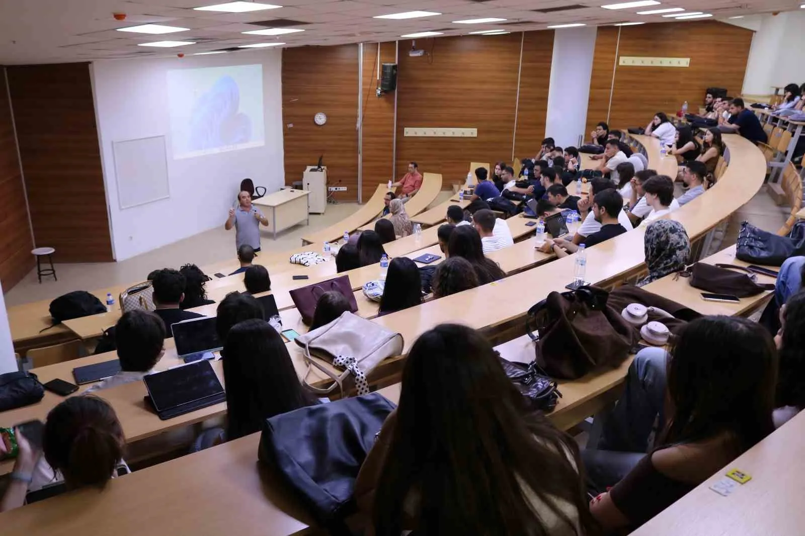 ADÜ'de kampüs yaşamına hızlı giriş: Genç öğrenciler rehberlik desteğiyle güçleniyor
