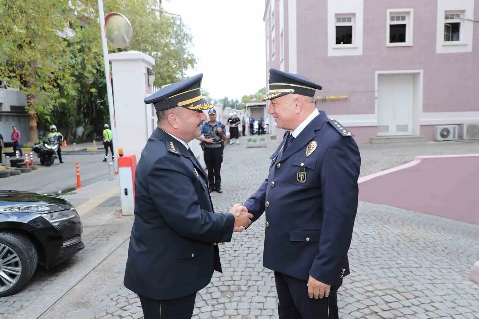 İzmir Emniyeti’nde yeni dönem: Ahmet Arıbaş mesaiye hızlı başladı
