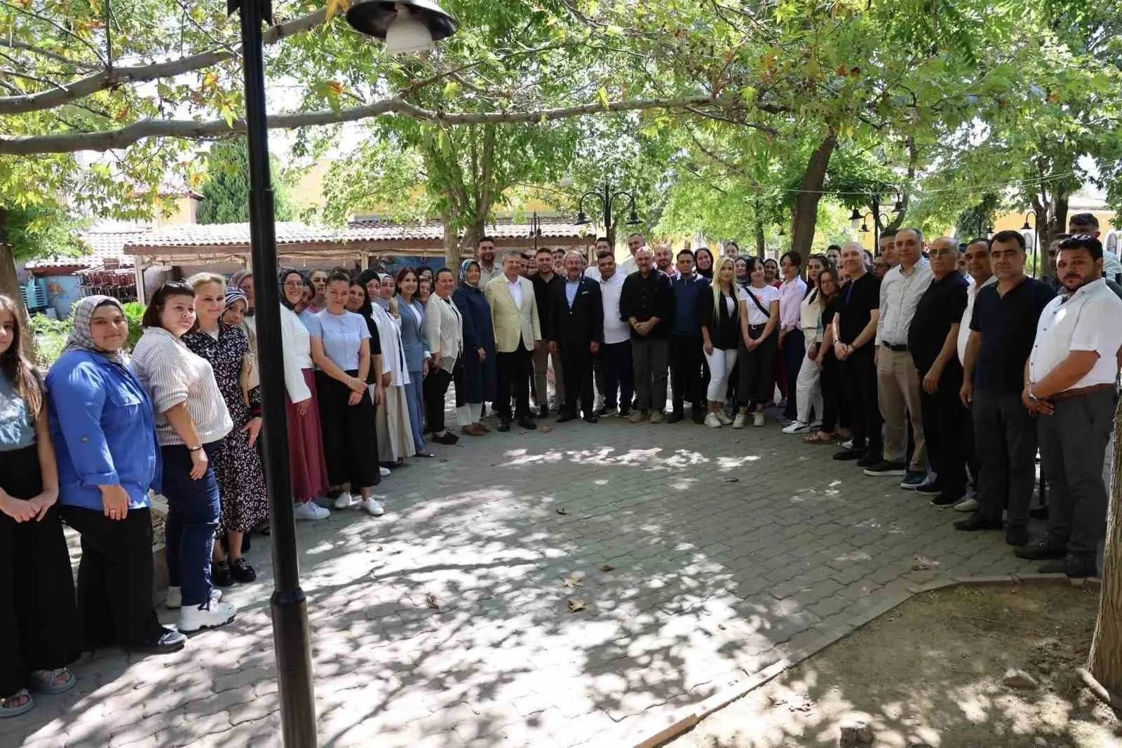 Buldan’da siyasi hareketlilik: AK Parti saflarına katılan 15 yeni isme rozetleri takıldı