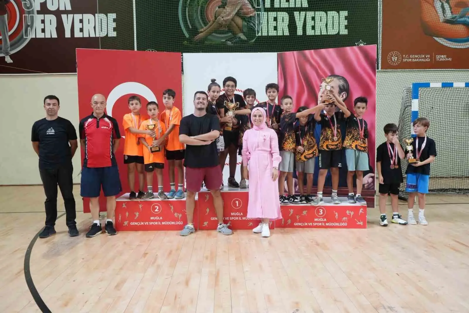 Minik raketlerin büyük heyecanı: Menteşe’de şampiyonlar belli oldu