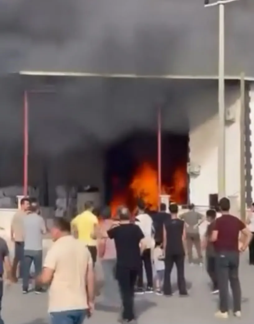 Denizli'de korkutan yangın: Ekipler alevlere teslim olan iş yerine koştu