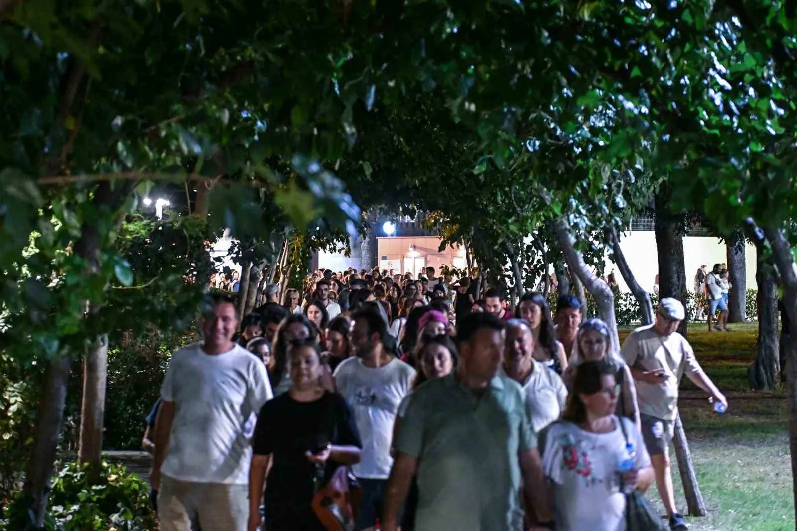 İzmir Fuarı'nda unutulmaz gece: Semicenk sahnede, usta oyuncular tiyatroda devleşti
