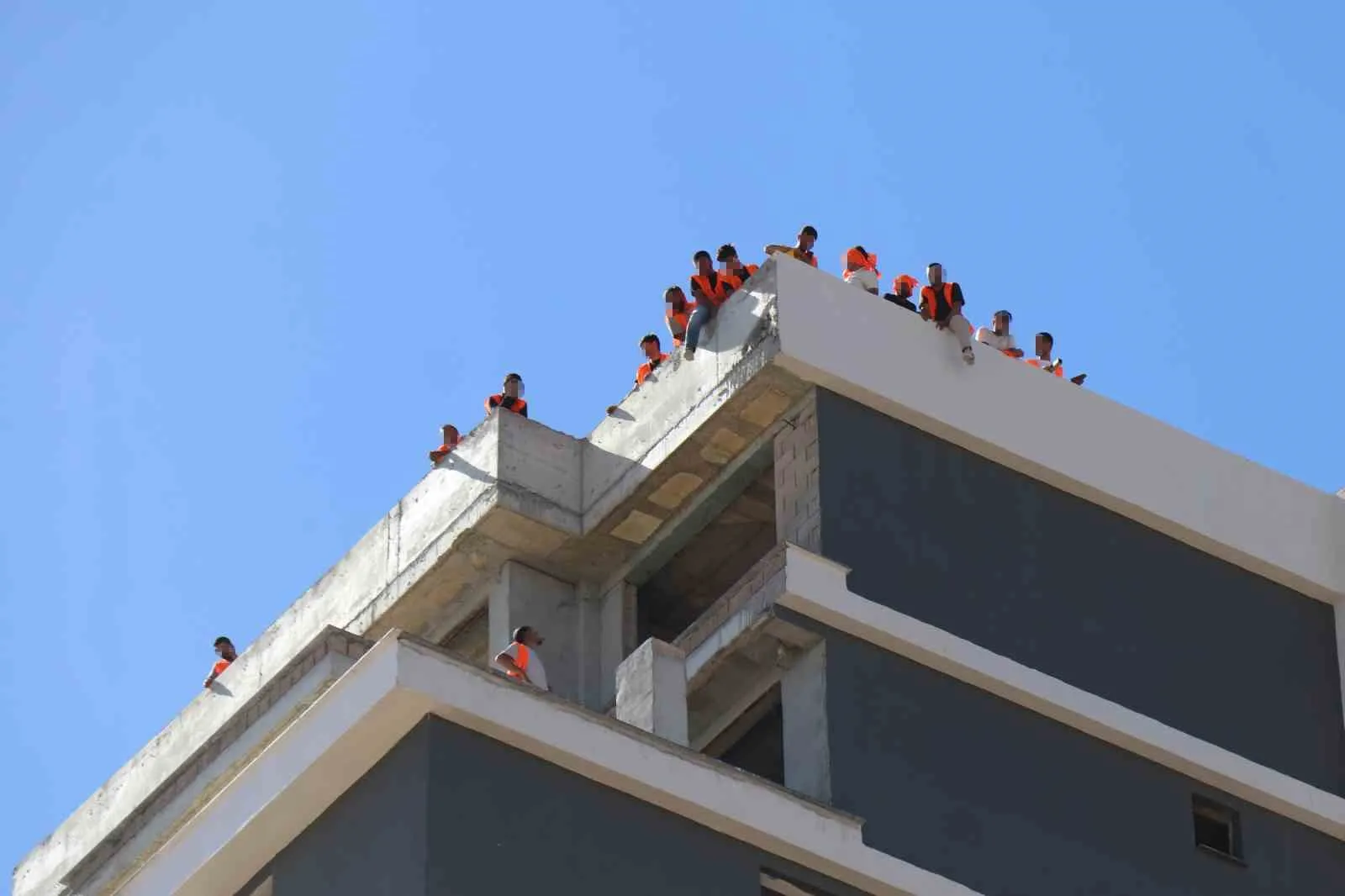 15 katlı rezidansta gergin bekleyiş: Emeğinin peşine düşen işçiler çatıya çıktı