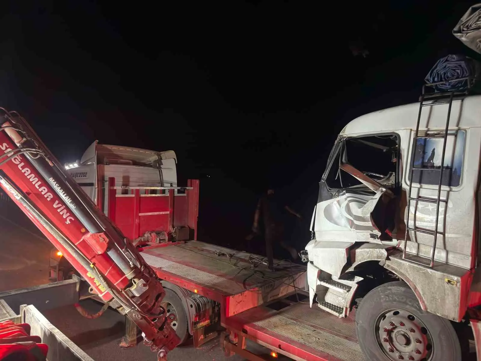 Emirdağ yolunda can pazarı: Kamyon kabininde sıkışan sürücünün çığlıkları herkesi sarstı