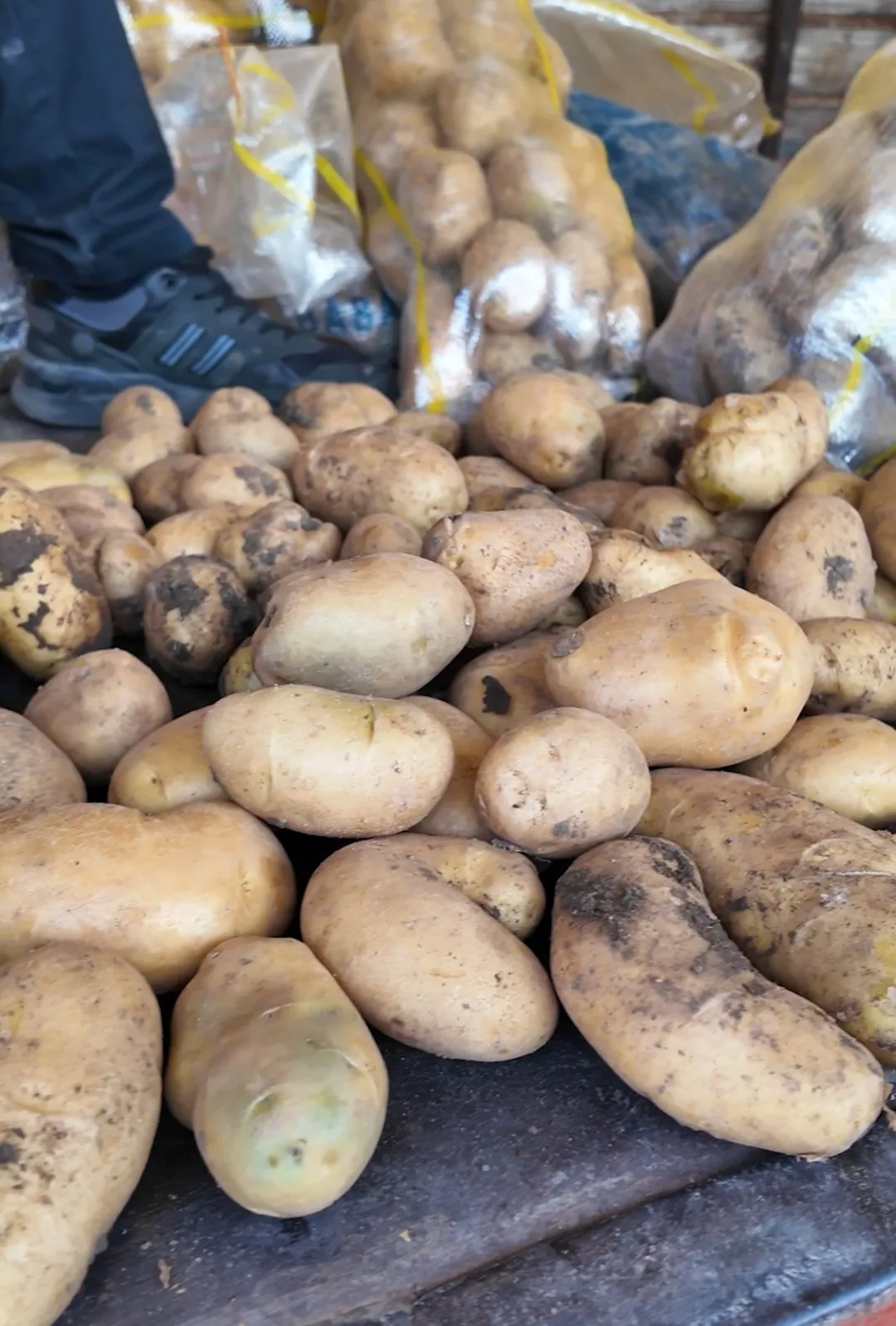 Sandıklı’da tezgah kuranlara ağır fatura: 9 kilo diye sattıkları çuvaldan 7,5 kilo çıktı