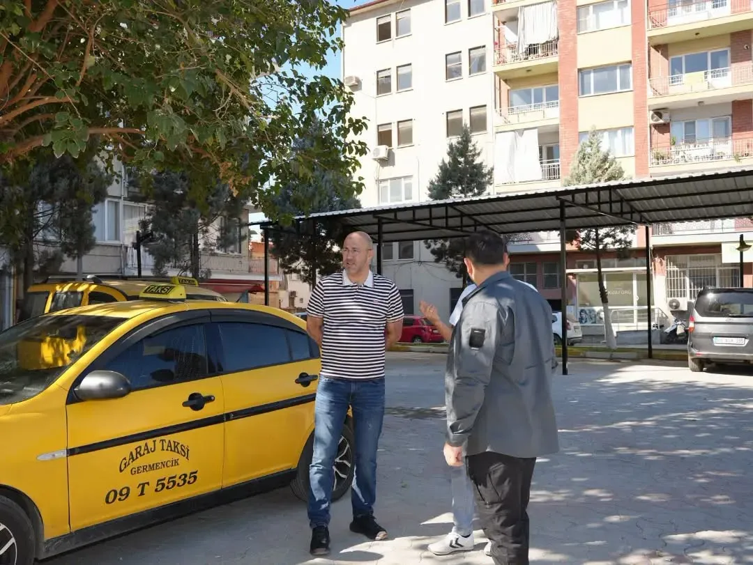 Germencik’te ulaşım bekleyenlere güneşten koruma kalkanı