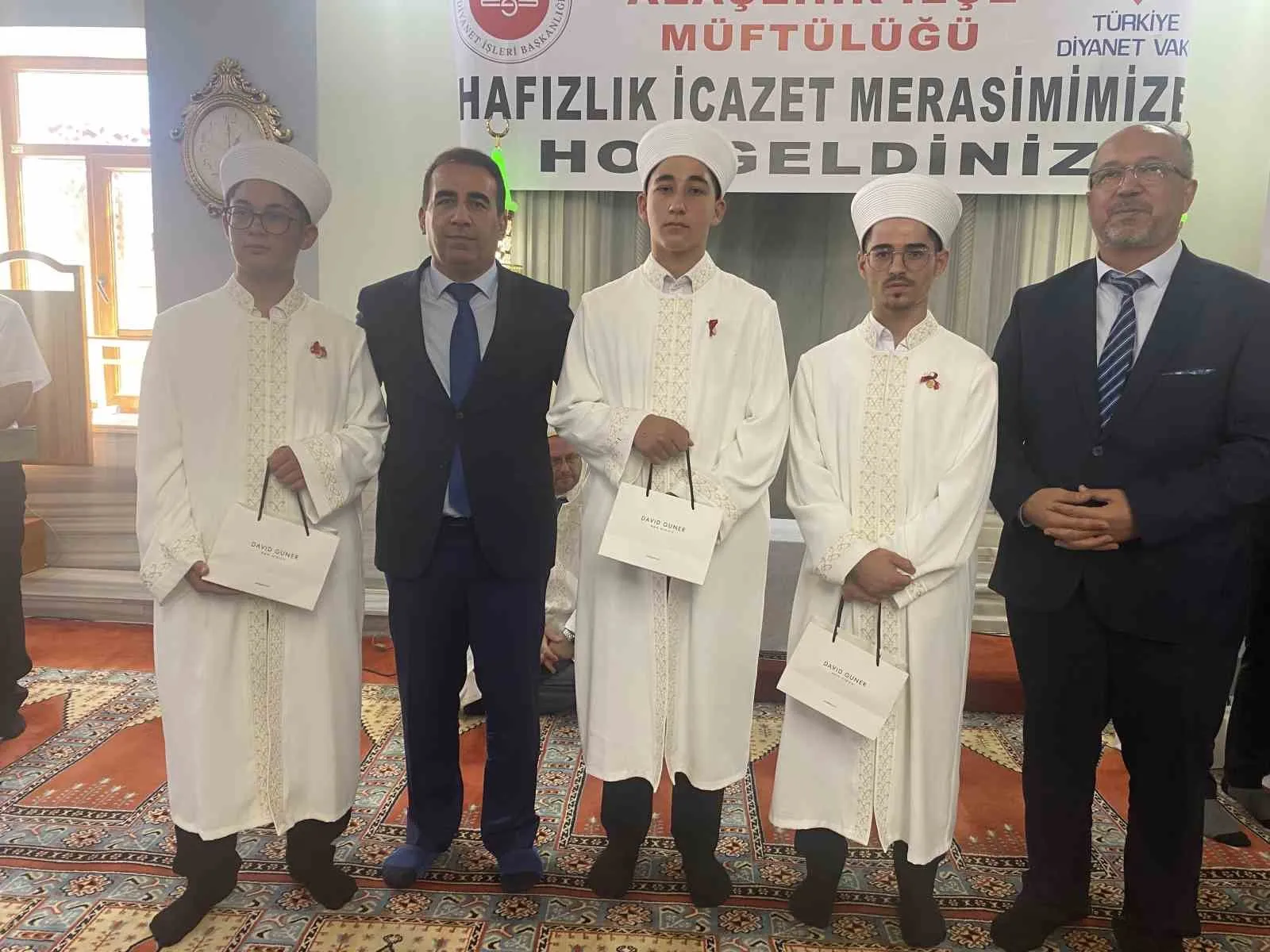 Alaşehir’de hafızlık heyecanı: 11 genç Kur’an’ın ışığında icazetlerini aldı
