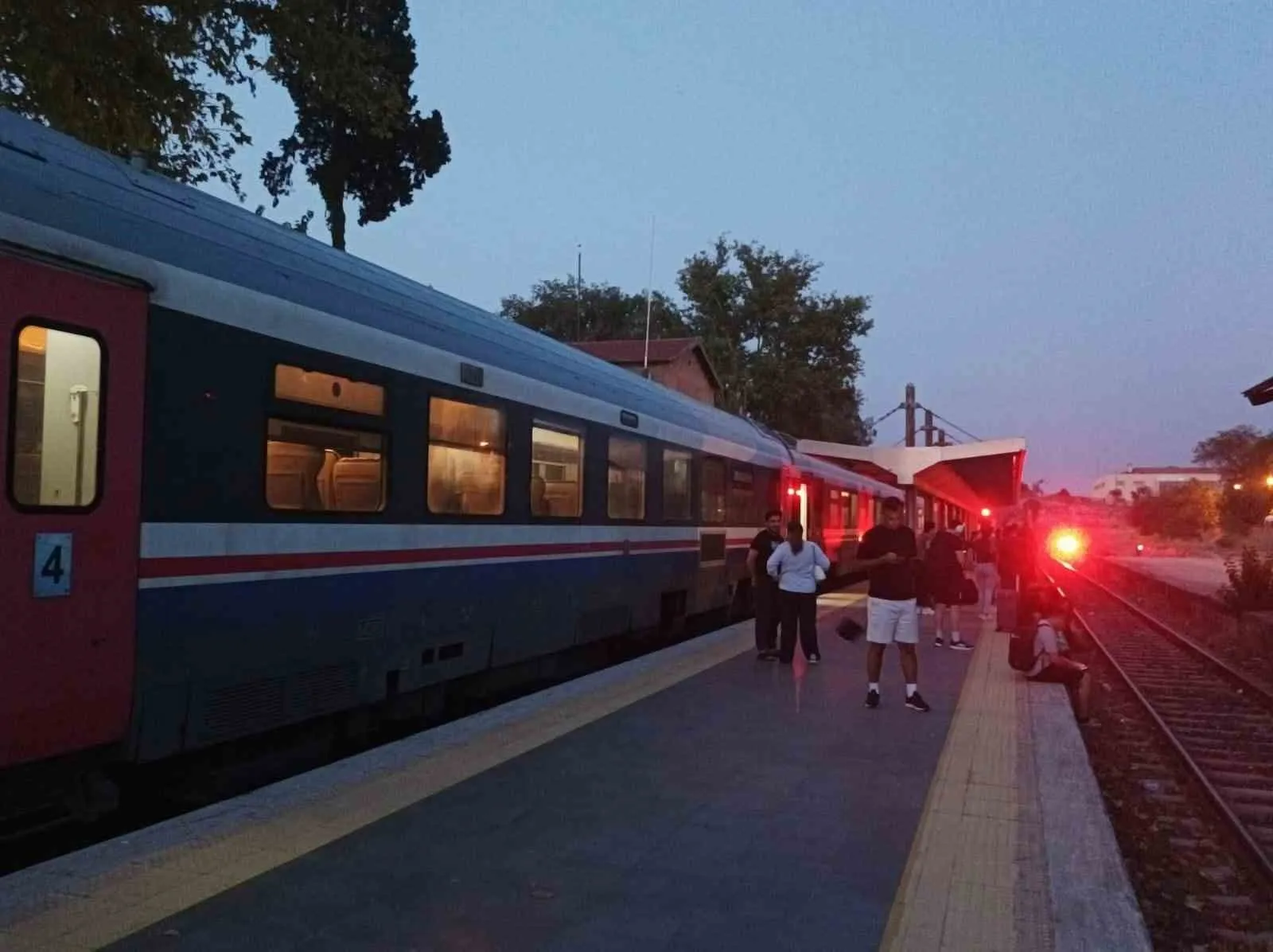 Raylarda bitmek bilmeyen çile: Tren arızası yolcuları perişan etti