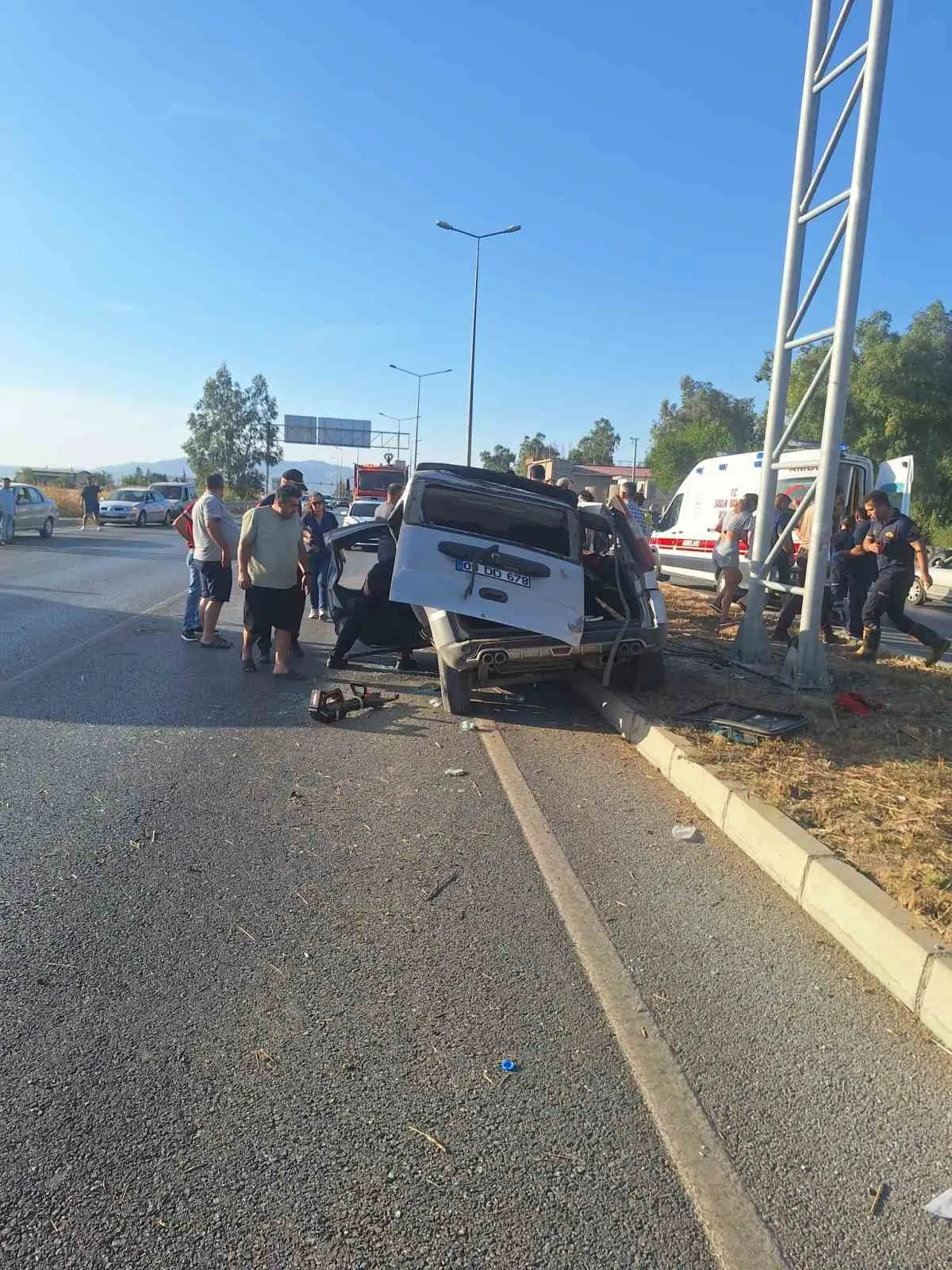 Çine'de trafik kazası: Otomobil yönlendirme direğine ok gibi saplandı