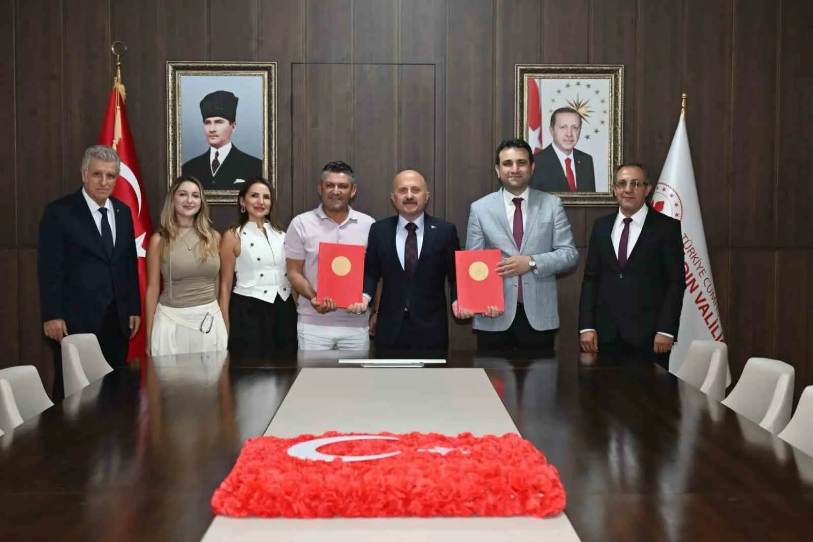 Kuşadası'nda minik öğrencilerin yüzünü güldürecek dev yatırım