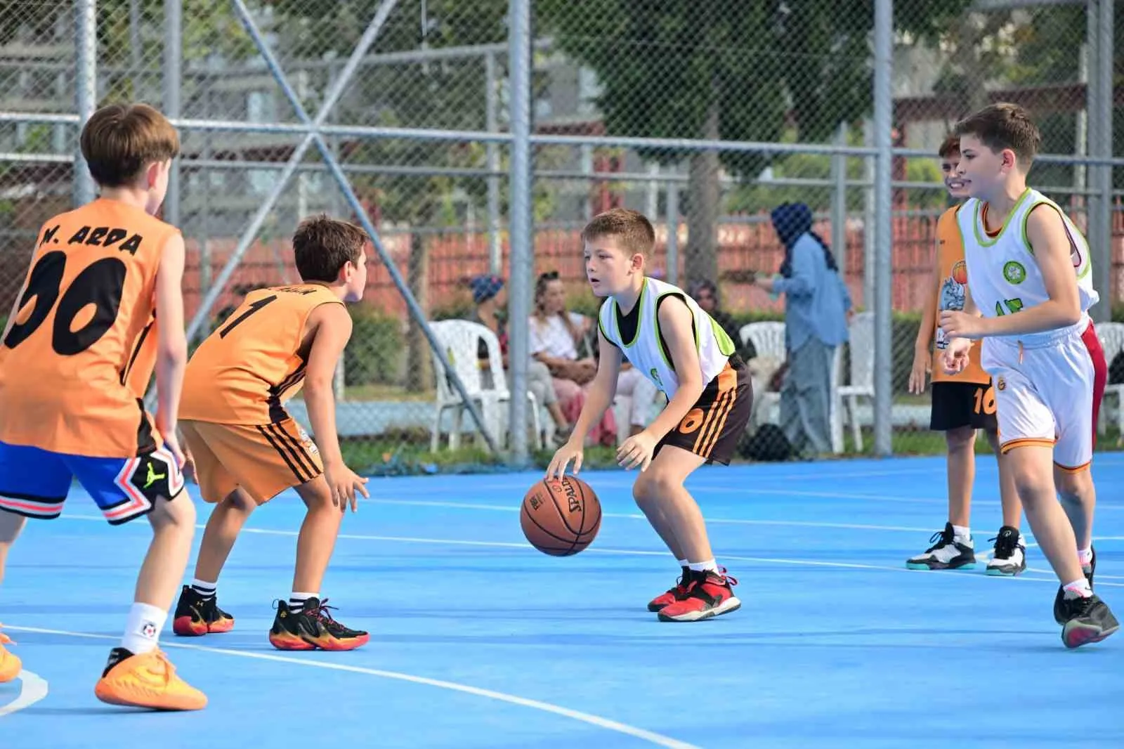 Manisa'da parklar basketbol şölenine dönüştü: 200 sporcu parkeye indi