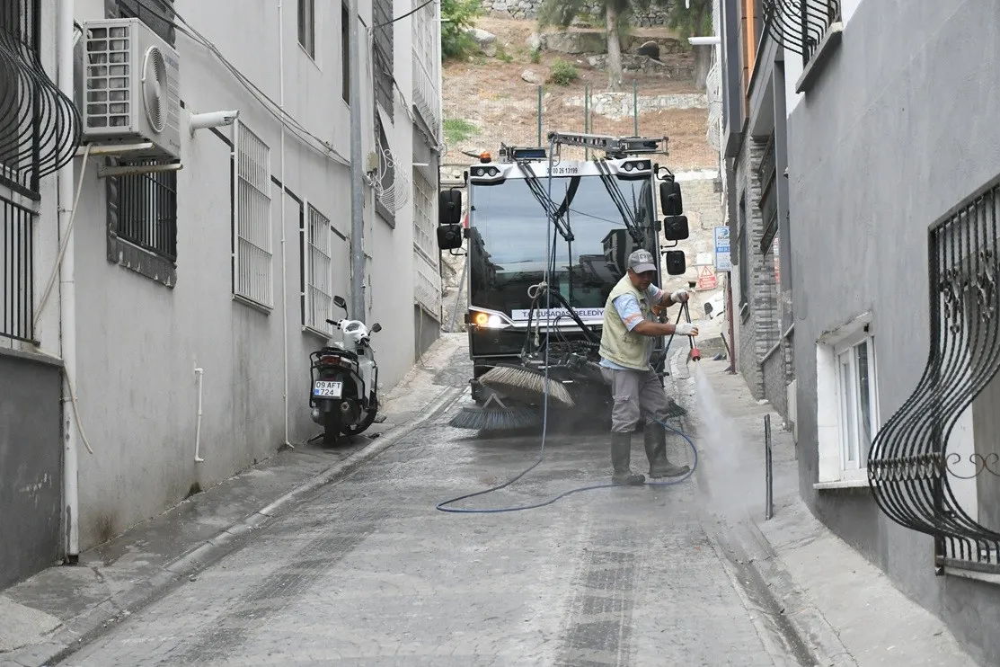Kuşadası’nda hijyen seferberliği: Ekipler mahalle mahalle sahada
