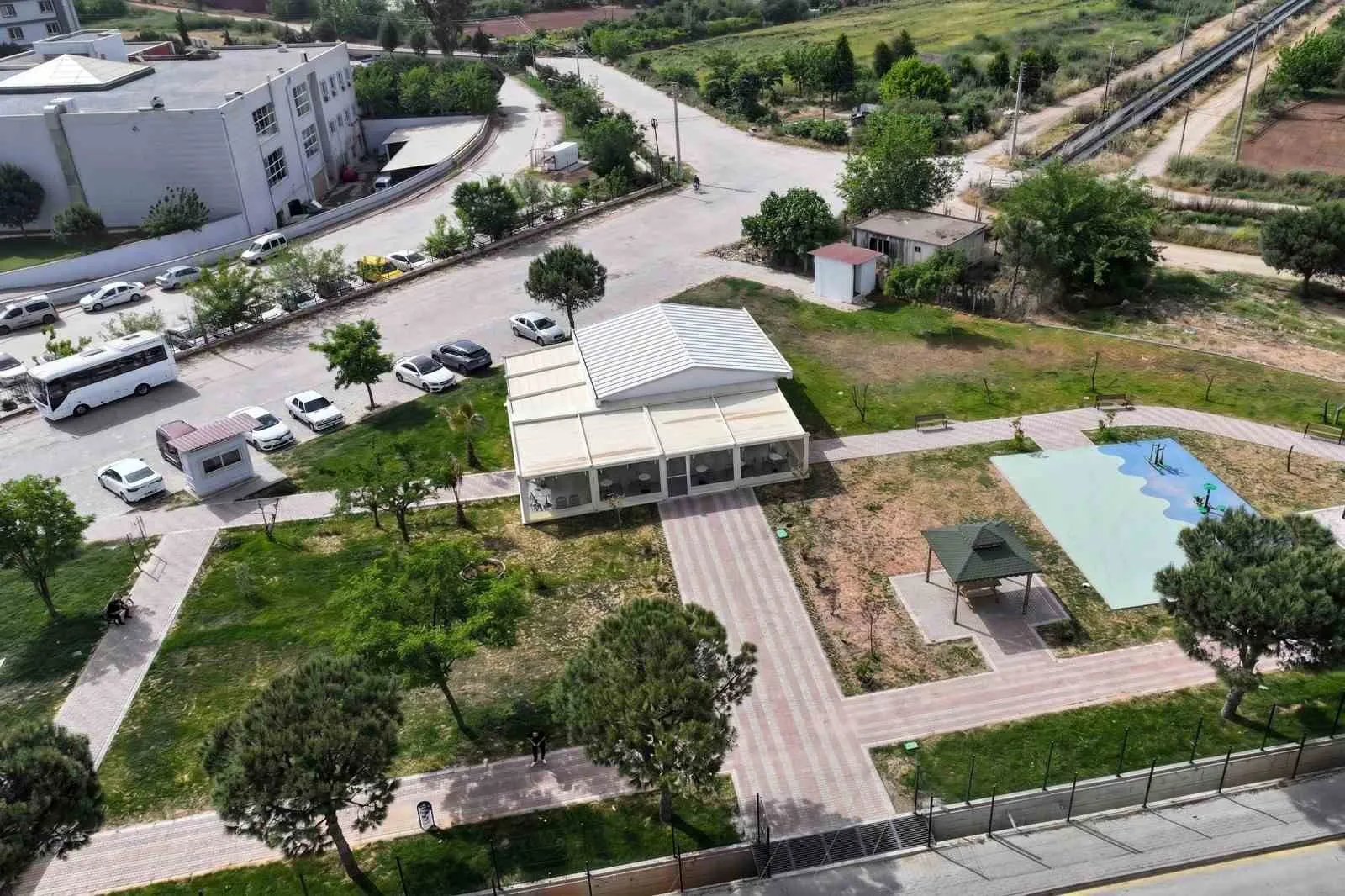 Efeler'de ders molalarının yeni adresi: Yurt Kafe öğrencilerden tam not aldı