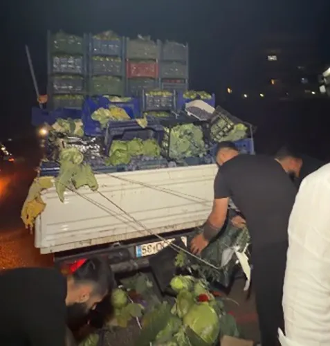 Menemen'de kaza sonrası örnek tablo: Yola saçılan tonlarca ürün imeceyle kurtarıldı