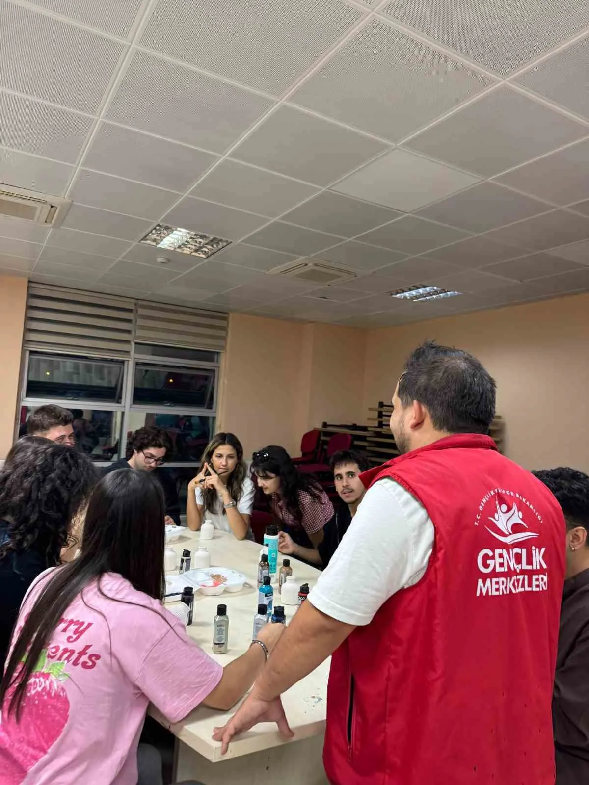 Menteşe’de sanat rüzgarı: Gençler hayallerini çamura ve taşa işliyor