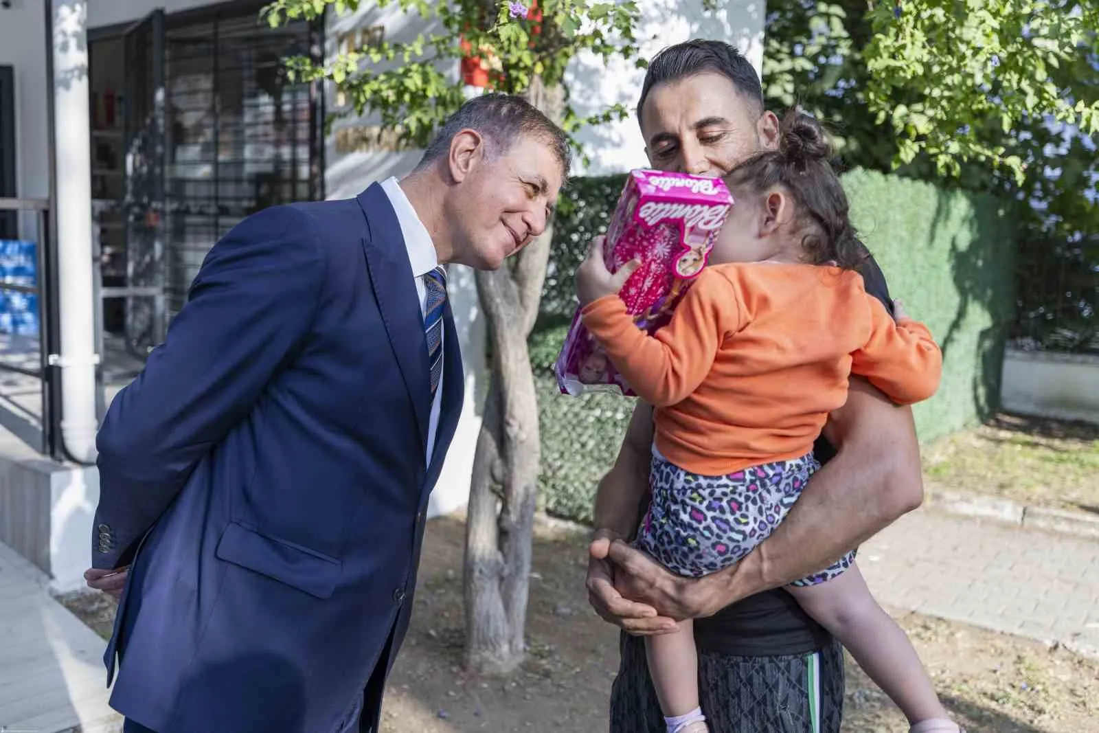 Buca’da kapı kapı dolaştı: Başkan Tugay’dan "iletişim" vurgusu