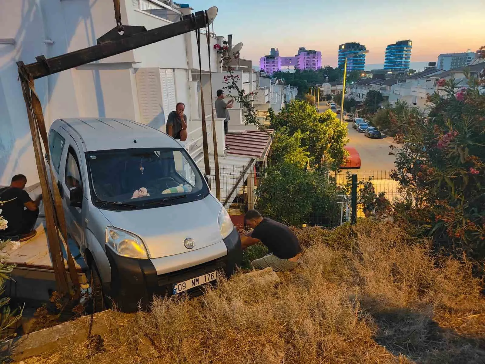 Kuşadası’nda şoke eden kaza: Otomobil site içindeki evin verandasına asılı kaldı
