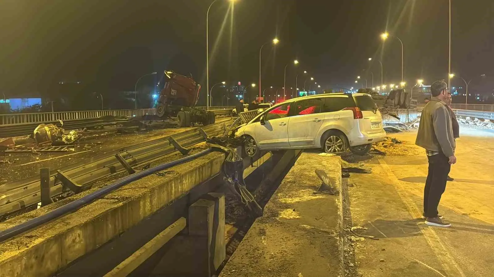 Afyonkarahisar'da kâbus dolu anlar: Tırın kupa kısmı koptu, ortalık birbirine girdi