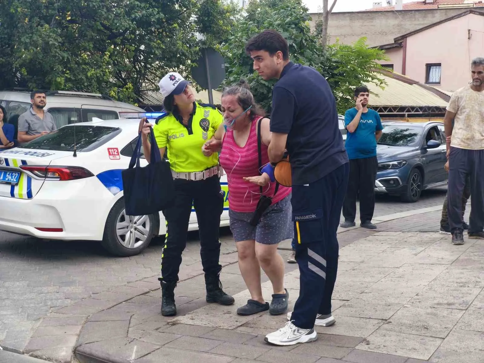Denizli'de apartman dairesinde korku dolu anlar: Yatalak hasta son anda kurtarıldı