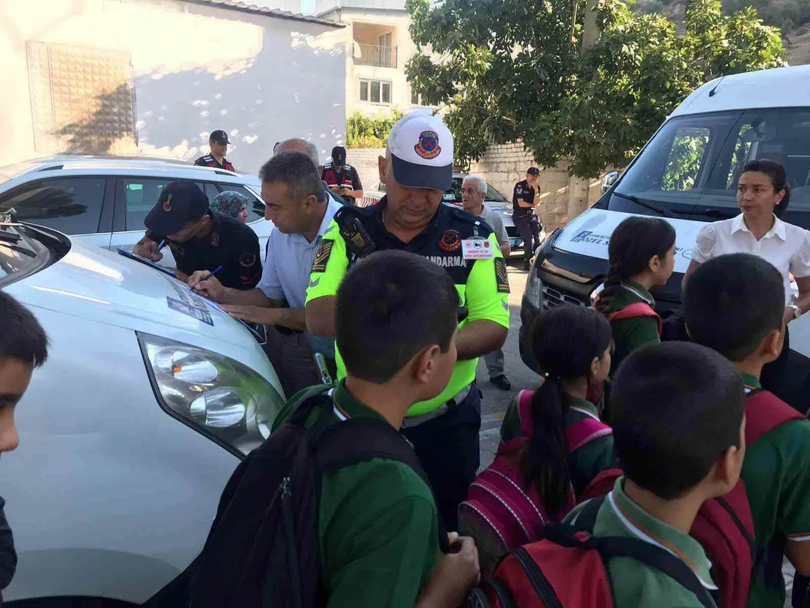 Koçarlı’da eğitimde huzur nöbeti: Okul yollarında denetim mesaisi