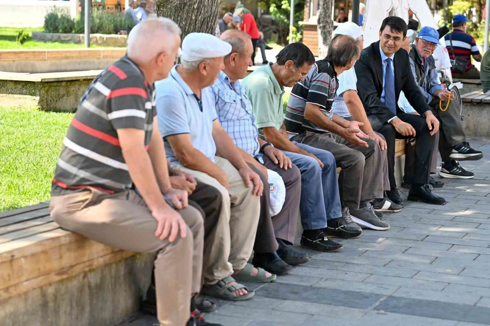 Uşak sokaklarında samimi diyalog: Vali Kartal esnafın nabzını tuttu
