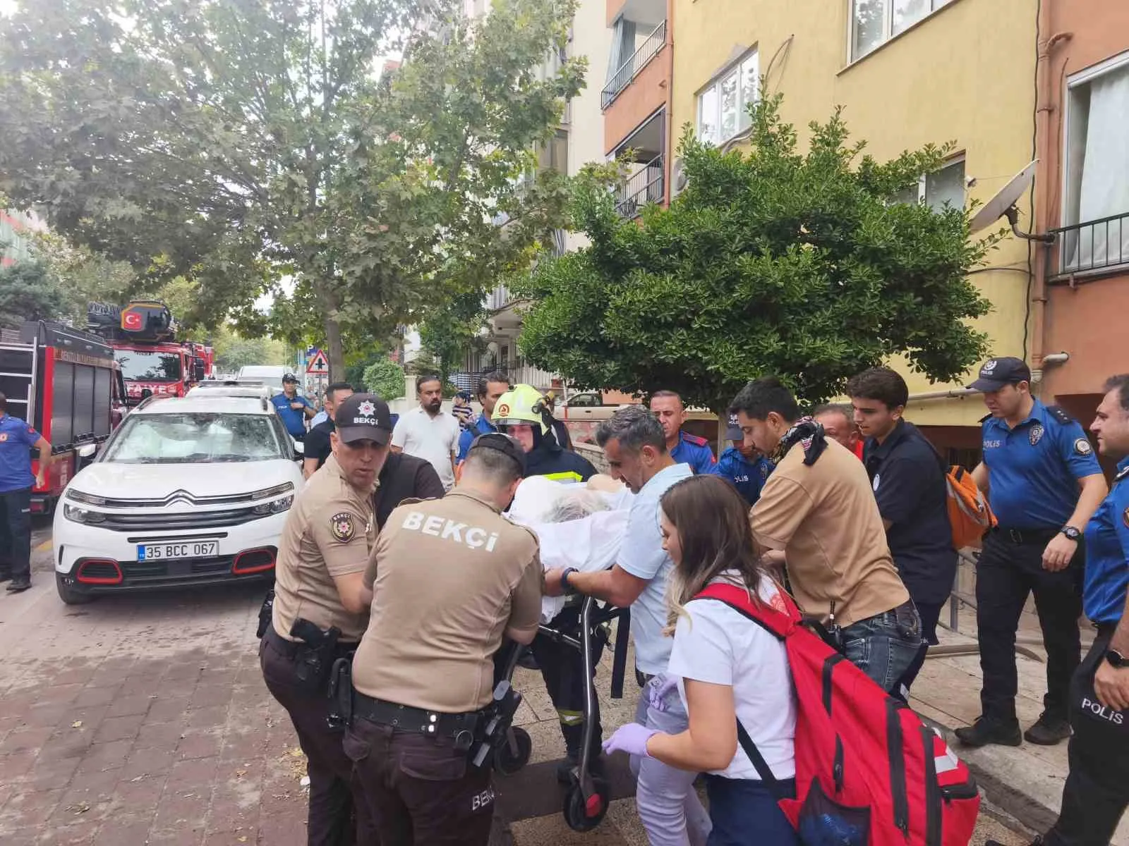 Denizli'de apartman dairesinde korku dolu anlar: Yatalak hasta son anda kurtarıldı